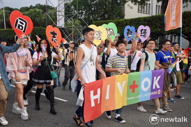 第15屆台灣同志遊行，同志諮詢熱線在隊伍的相當前面，一起走遊行的人數也相當多，熱線和舉辦同志大遊行的台灣同志遊行聯盟關係良好。   圖：黃堃睿/提供