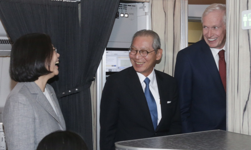 總統專機抵達夏威夷後，駐美代表高碩泰（中）與AIT主席莫健（右）登機歡迎。   