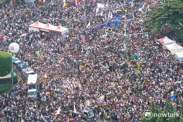 熱情的同志們參與2017台北同志大遊行，將總統府前的凱達格蘭大道和中山南路擠得水洩不通，主辦單位聲稱今年人數再創新高，約有超過10萬名同志和支持者參與。

    圖：張良一/攝