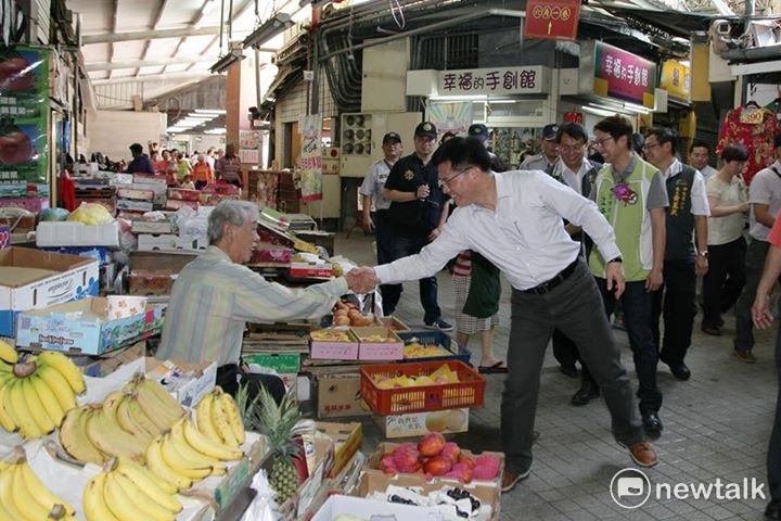 台中第二市場今(28)日歡慶一百歲。台中市長林佳龍到場祝賀。   圖：台中市府提供