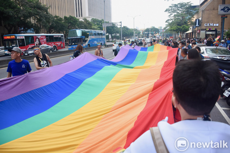 第15屆台灣同志遊行，巨幅彩虹旗在凱道上展開，由主舞台前延伸至整個凱道，穿越參加團體。   圖：黃堃睿/提供