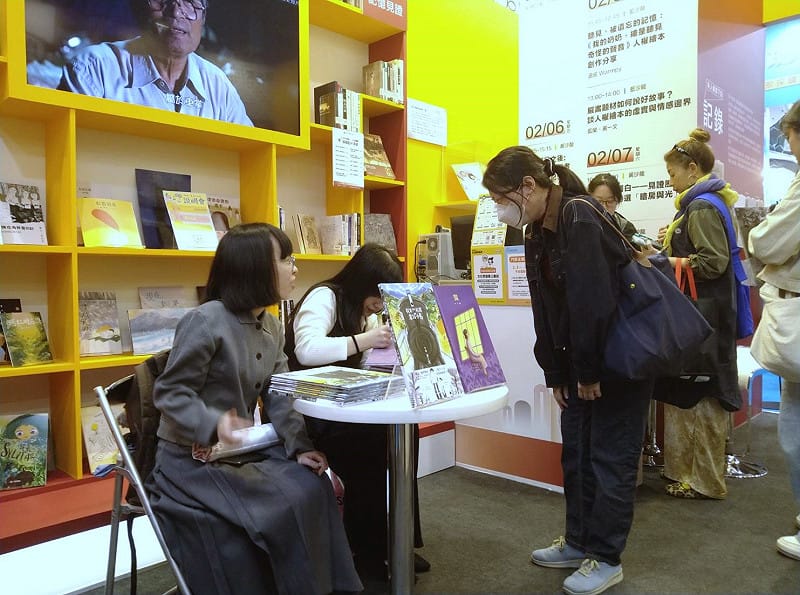 繪本創作者藍蘭與黃一文在「嚴肅題材如何說好故事？」講座結束後，於人權館展位幫讀者簽書。&nbsp;&nbsp;&nbsp;圖：國家人權博物館提供