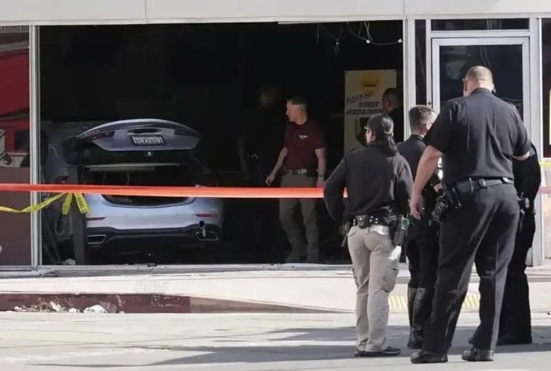 洛杉磯92歲婦人開車撞進大華超市釀3死6傷，警方到場處理。&nbsp;&nbsp;&nbsp;翻攝自X @ms_xu123