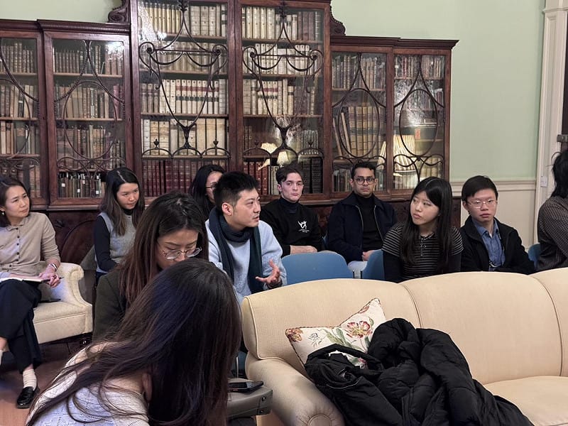  陳冠廷在劍橋大學發表演說，學生提問。 圖：陳冠廷辦公室/提供 