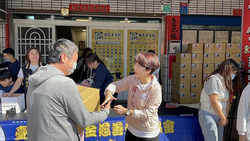 立法委員陳亭妃與台南市議員陳怡珍、林冠維攜手多個民間愛心團體，共同舉辦「愛在台南・溫馨送暖」愛心年菜捐贈活動，將滿滿關懷送進低收入戶家庭，讓幸福不缺席。&nbsp;&nbsp;&nbsp;圖：陳亭妃服務處/提供