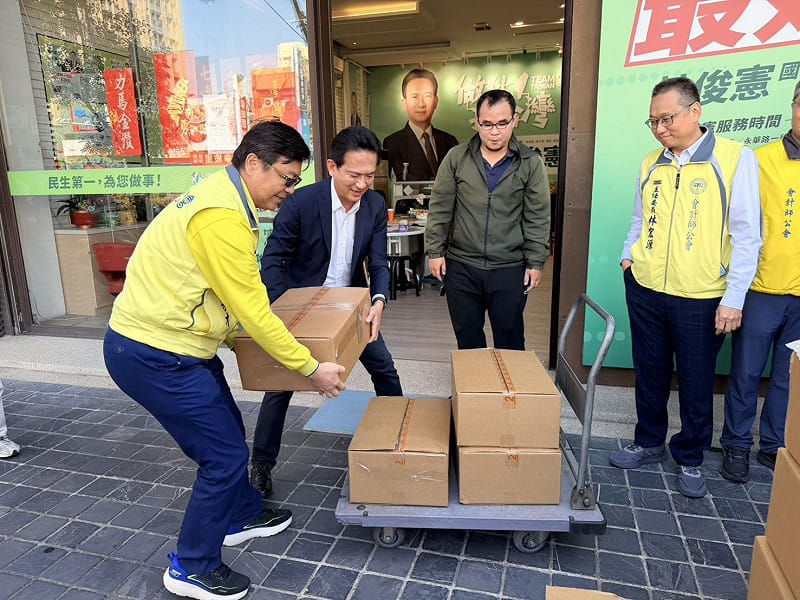立法委員林俊憲攜手台灣省會計師公會舉辦白米捐贈活動，捐出1000包白米送往弱勢族群與社福團體，希望在年關將近之際，為更多家庭增添一份安心與溫暖，也盼拋磚引玉，帶動更多力量投入公益。&nbsp;&nbsp;&nbsp;圖：林俊憲服務處/提供