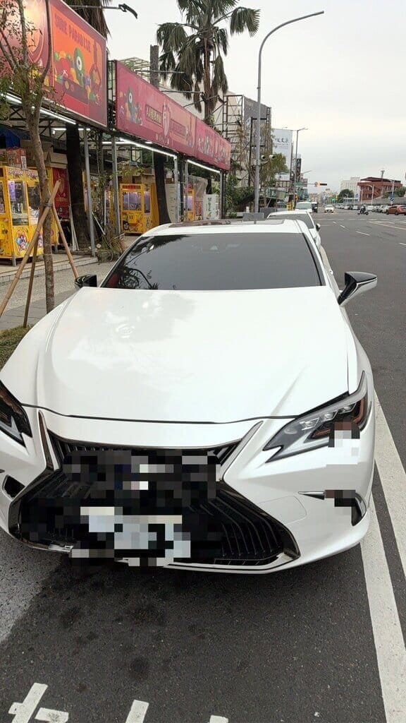 嘉義黃姓男子7日凌晨在嘉義縣市交界追撞一名7旬老翁，老翁送醫搶救仍不治，黃男則肇事逃逸。警方上午循線逮獲黃男，檢測發現黃男涉及酒駕、毒駕。圖為肇事自小客車。（警方提供）中央社記者黃國芳傳真　115年2月7日&nbsp;&nbsp;&nbsp;