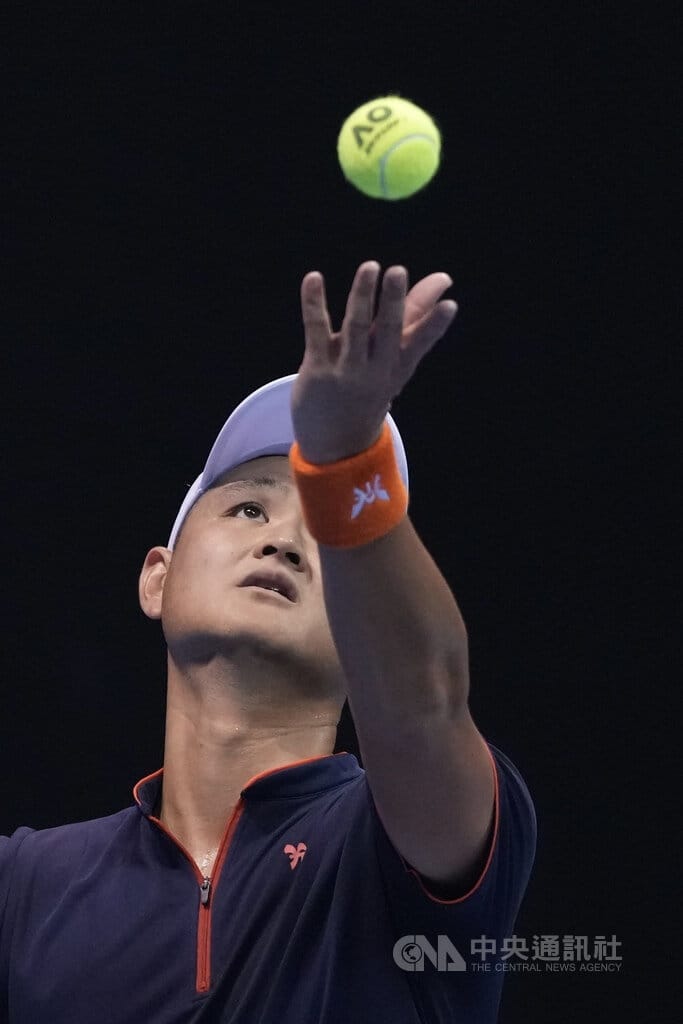 台維斯盃世界一級升降賽7日在台北網球中心登場，台灣選手吳東霖（圖）首點對決黎巴嫩選手哈比（Hady Habib）時專注發球，終場吳東霖以直落二拿下首點。中央社記者徐肇昌攝 115年2月7日&nbsp;&nbsp;&nbsp;