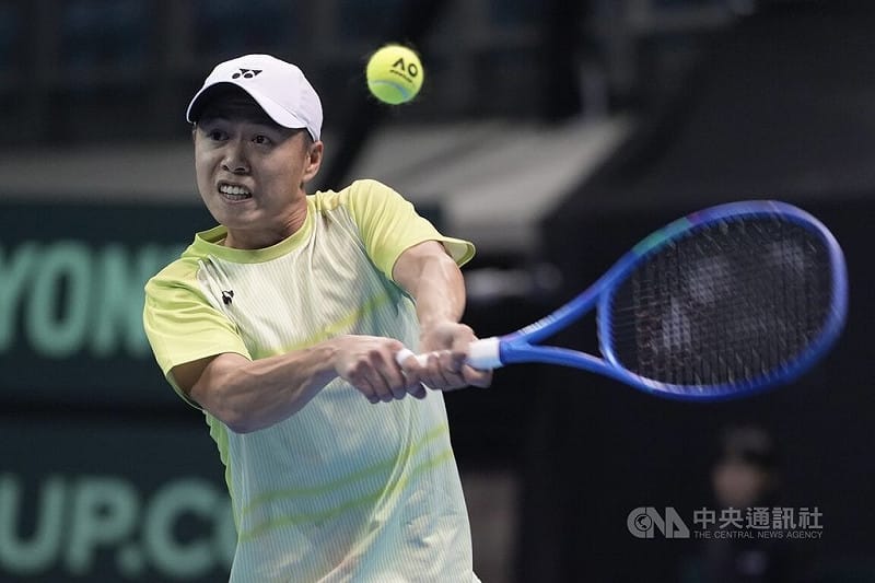 2026台維斯盃世界一級升降賽7日在台北市網球中心進行台灣與黎巴嫩的賽事，台灣好手黃琮豪（圖）在首日第2點單打登場，最終以4比6、4比6不敵黎巴嫩選手哈山（Benjamin Hassan）。中央社記者徐肇昌攝　115年2月7日&nbsp;&nbsp;&nbsp;