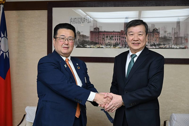 秋田縣仙北市長田（左）和駐日代表李逸洋（右）。&nbsp;&nbsp;&nbsp;圖：翻攝李逸洋臉書