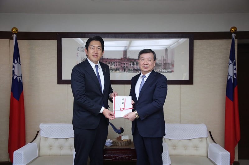 大阪府松原市長澤井宏文（左）和駐日代表李逸洋（右）。&nbsp;&nbsp;&nbsp;圖：翻攝李逸洋臉書