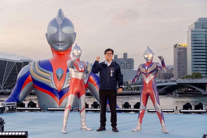 陳其邁(中)與「超人力霸王」(初代、迪卡)合影。&nbsp;&nbsp;&nbsp;圖：高雄市觀光局/提供