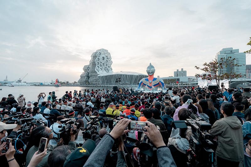 「2026高雄冬日遊樂園」開幕，現場吸引許多民眾與初代超人力霸王氣膜合影。&nbsp;&nbsp;&nbsp;圖：高雄市觀光局/提供