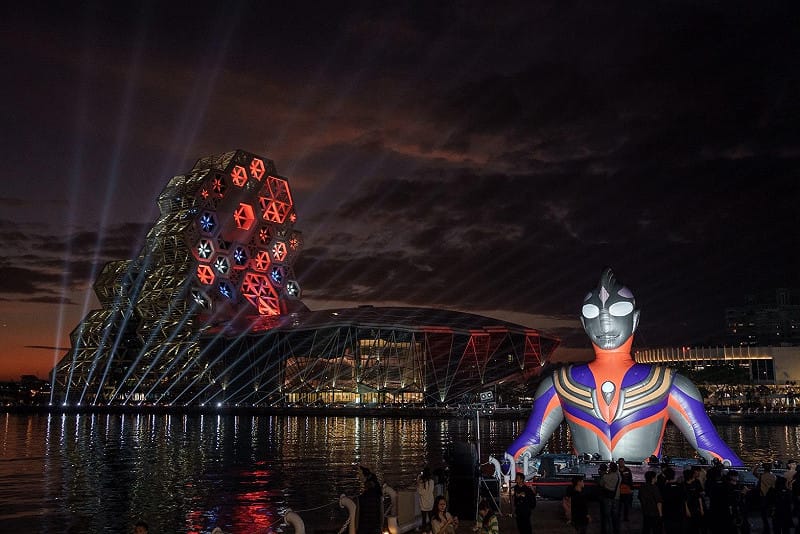 超人力霸王「超馬吉」燈光秀展演。&nbsp;&nbsp;&nbsp;圖：高雄市觀光局/提供