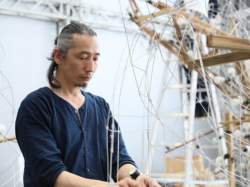 日本青森睡魔師團隊應邀來台，在燈會現地製作巨型睡魔燈籠。&nbsp;&nbsp;&nbsp;圖：嘉義縣政府提供