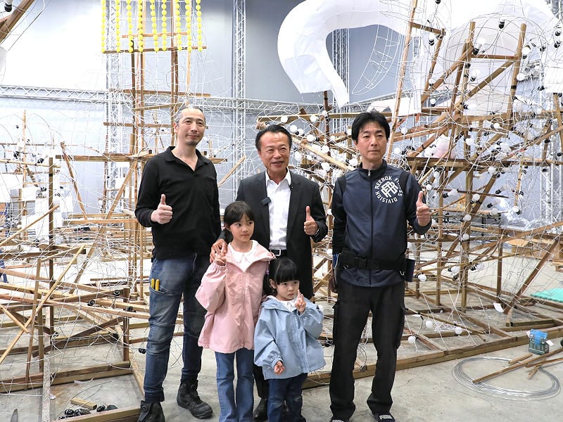 嘉義縣長翁章梁今（7）天親赴「睡魔小屋」，與在地學童一同體驗睡魔燈籠的製作過程。&nbsp;&nbsp;&nbsp;圖：嘉義縣政府提供