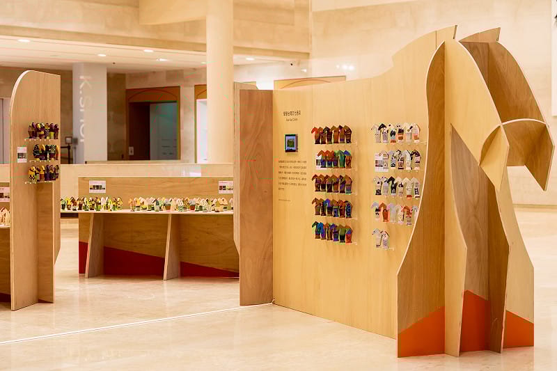 高美館《感動馬》展場空間以「童玩紙卡榫」為設計靈感，展現馬既親和又自由奔放。&nbsp;&nbsp;&nbsp;圖：高美館/提供