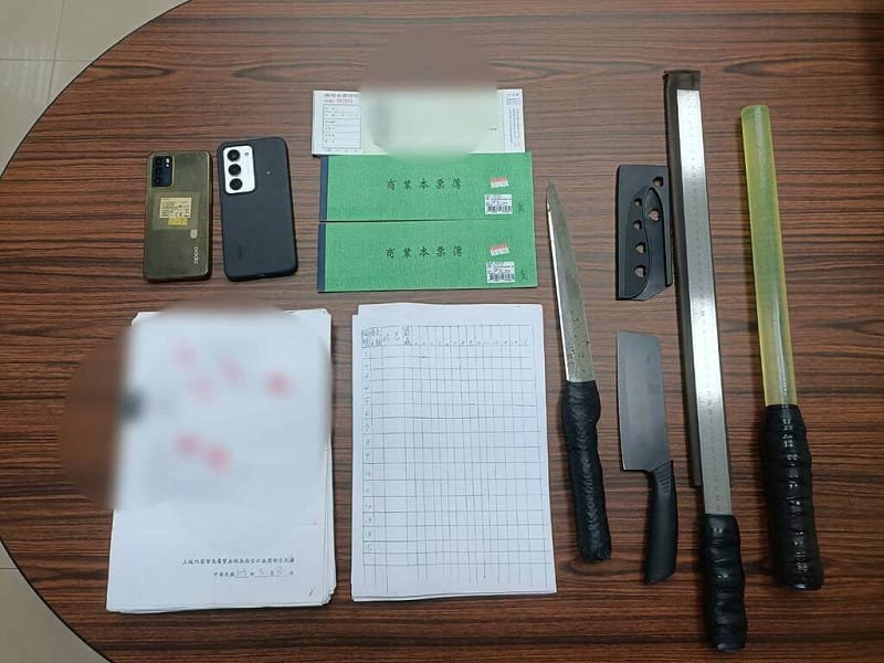 澎湖縣警察局年前掃黑，日前查獲以吳姓男子為首的5人幫派組合，平日藉勢藉端橫行馬公市區，並查扣有刀械等，吳女與沈女遭法院裁定羈押禁見。（澎湖縣警察局提供）中央社   115年2月8日&nbsp;&nbsp;&nbsp;