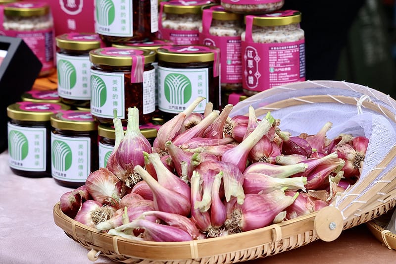 北門區農會舉辦「2026 蔥蔥農農 游刃有魚～農產推廣行銷活動」。現場透過料理教作、剪蔥比賽及創新加工產品展示等多元內容，引導民眾從「產地到餐桌」認識紅蔥頭的風味特色與產業價值，讓農產推廣不只好吃，更好玩。&nbsp;&nbsp;&nbsp;圖：台南市政府提供