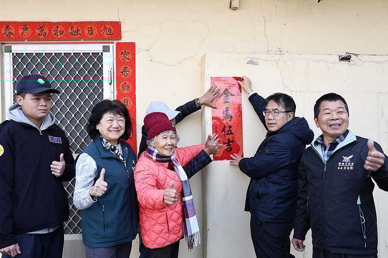 黃偉哲特別前往七股區慰訪獨居長者，由社會局長郭乃文、七股區長李佳隆及西寮里長柯勝強陪同，致贈年菜及生活物資，關心長者生活起居，於歲末年終之際傳遞市府的溫暖關懷，協助長者安心迎接新年。&nbsp;&nbsp;&nbsp;圖：台南市政府提供