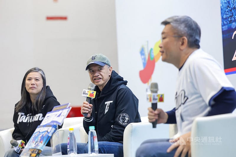 聯名電影書「冠軍之路：2024世界棒球12強賽感動全紀錄」8日在台北國際書展舉辦首場新書分享會，邀請作者曾文誠（中）、陳祖安（左）與中華職棒聯盟會長蔡其昌（右）出席與會，分享在鏡頭之外的經歷與故事。中央社記者裴禛攝 115年2月8日&nbsp;&nbsp;&nbsp;