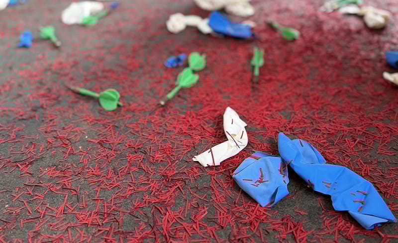 隨著白色氣球與藍色氣球被擊破，內部的紅色粉末與彩帶瞬間噴出。&nbsp;&nbsp;&nbsp;圖：尹立競選辦公室/提供