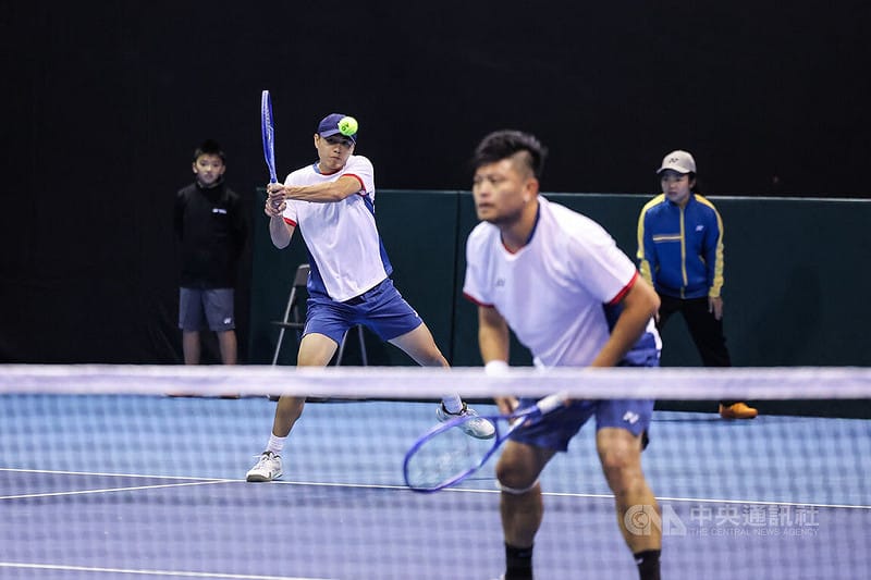 台維斯盃世界一級升降賽台灣對上黎巴嫩8日續在台北網球中心進行，第2日賽程首戰由台灣男雙謝政鵬（前白衣）、黃琮豪（後白衣）對上黎巴嫩男雙組合黎巴嫩選手哈山（Benjamin Hassan）、伊布拉欣（Hasan Ibrahim），台灣男雙以7比6、6比3直落2拿下勝利。中央社記者翁睿坤攝 115年2月8日&nbsp;&nbsp;&nbsp;