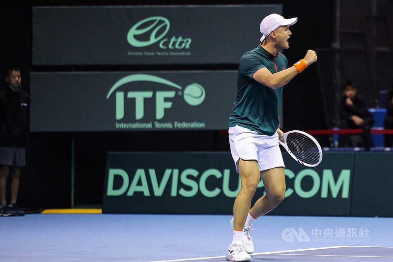 台維斯盃世界一級升降賽8日繼續在台北市網球中心進行，台灣好手吳東霖（圖）於第4點單打對上黎巴嫩選手哈山（Benjamin Hassan），吳東霖拿下重要分數後，大吼激勵自己。中央社記者翁睿坤攝　115年2月8日&nbsp;&nbsp;&nbsp;