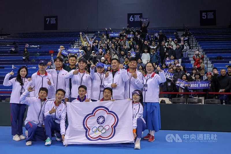 台維斯盃世界一級升降賽由台灣隊與黎巴嫩進行5戰3勝制的對決，8日在台北市網球中心進行第2天賽程，最終台灣隊順利拿下關門的第3點，確定續留世界一級，賽後台灣隊成員與球迷合影留念。中央社記者翁睿坤攝　115年2月8日&nbsp;&nbsp;&nbsp;