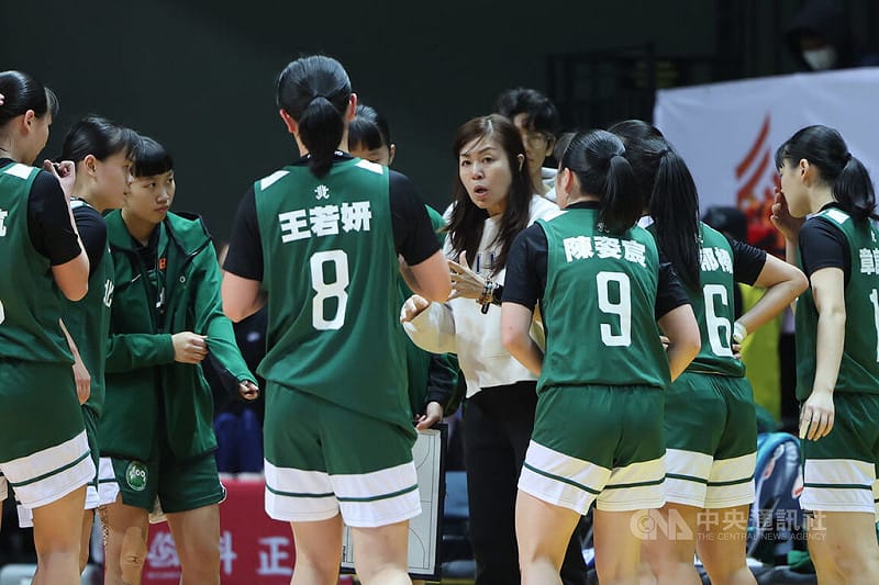 HBL高中籃球聯賽女子組8強複賽8日持續進行，北一女中與淡水商工在新莊體育館交手，北一女總教練駱燕萍（前右4）於比賽暫停時與球員溝通戰術。中央社記者趙世勳攝 115年2月8日&nbsp;&nbsp;&nbsp;