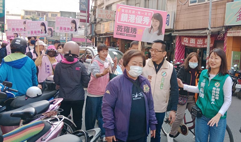 黃雍琇(右一)日由陳致中(右三)陪同，前往二苓市場向攤商、市民拜早年。&nbsp;&nbsp;&nbsp;圖：孫家銘攝