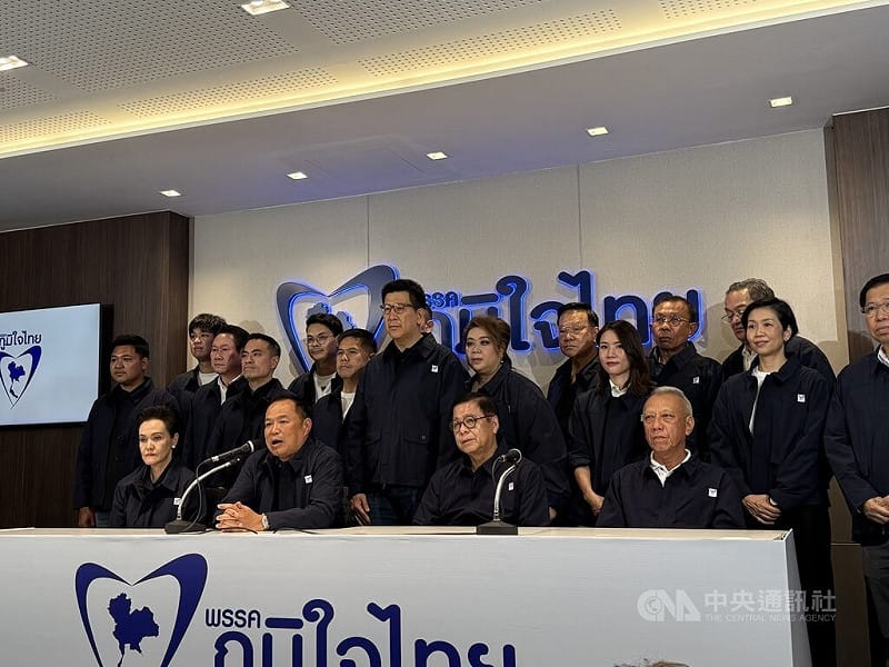 泰國總理兼泰自豪黨黨魁阿努廷8日晚間與該黨團隊共同召開記者會，他表示，此次勝利屬於人民，該黨將致力於國家穩定發展，解決泰國民眾問題。中央社記者李宗憲曼谷攝　115年2月9日&nbsp;&nbsp;&nbsp;圖：中央社提供