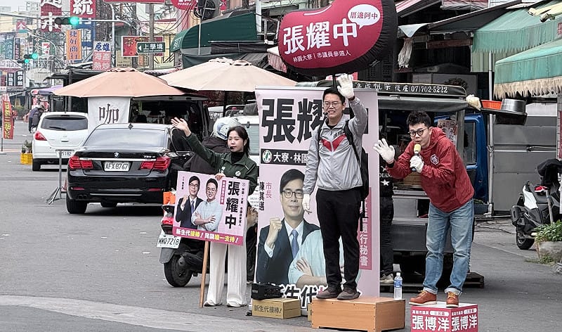 張博洋(右)一早來到大寮陪張耀中(中)站路口拜票。⁨&nbsp;&nbsp;&nbsp;圖：張博洋服務處/提供