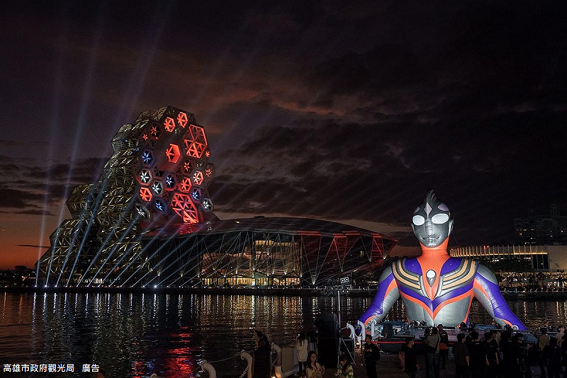 超人力霸王「超馬吉」燈光秀展演。&nbsp;&nbsp;&nbsp;圖：高雄市觀光局/提供