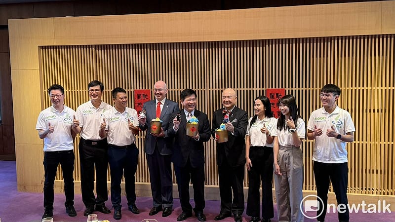  農業青年大使們送給林佳龍、谷立言、片山和之玩偶馬一起迎新春。 圖：高逸帆／攝 