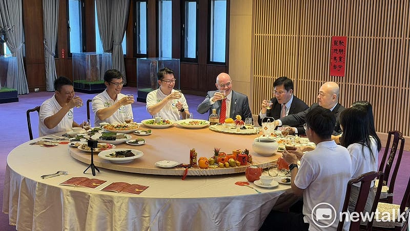  林佳龍、谷立言、片山和之與農業青年大使們一起享用波本酒。 圖：高逸帆／攝 