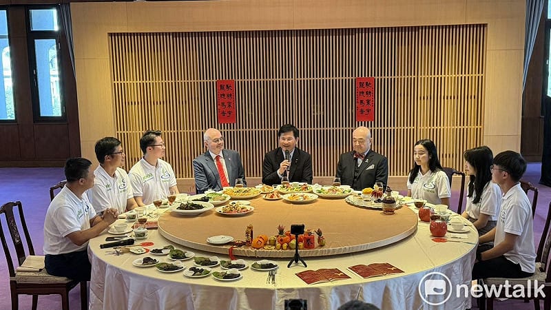  林佳龍、谷立言、片山和之與農業青年大使們一起圍爐。 圖：高逸帆／攝 