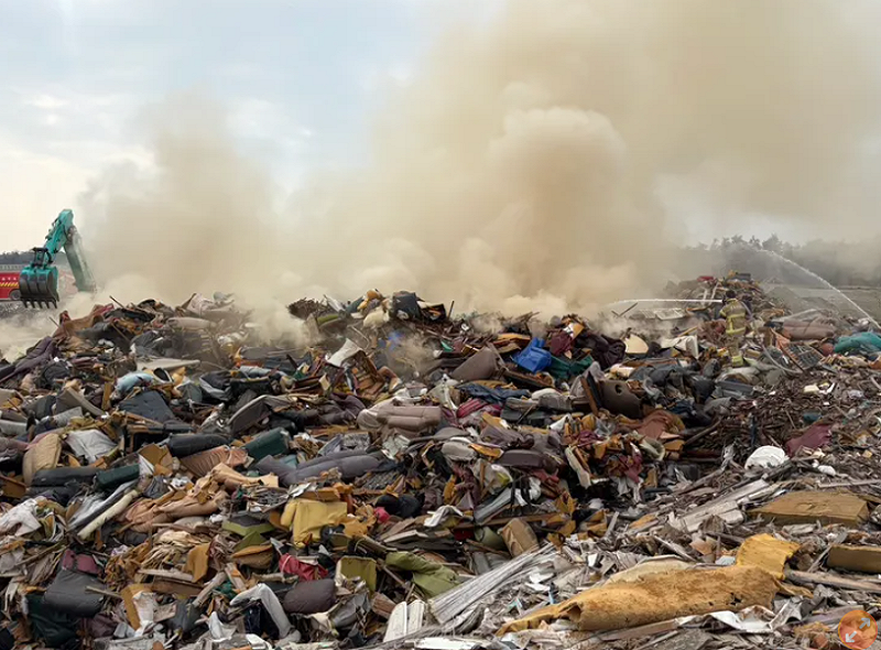 城西第三期垃圾掩埋場因廢棄物悶燒出現大量濃煙。&nbsp;&nbsp;&nbsp;圖：翻攝畫面