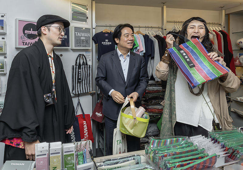 賴清德送給 Angela 佐藤與 Iku 老師伴手禮。 圖:總統府提供 賴清德送給 Angela 佐藤與 Iku 老師伴手禮。 圖:總統府提供