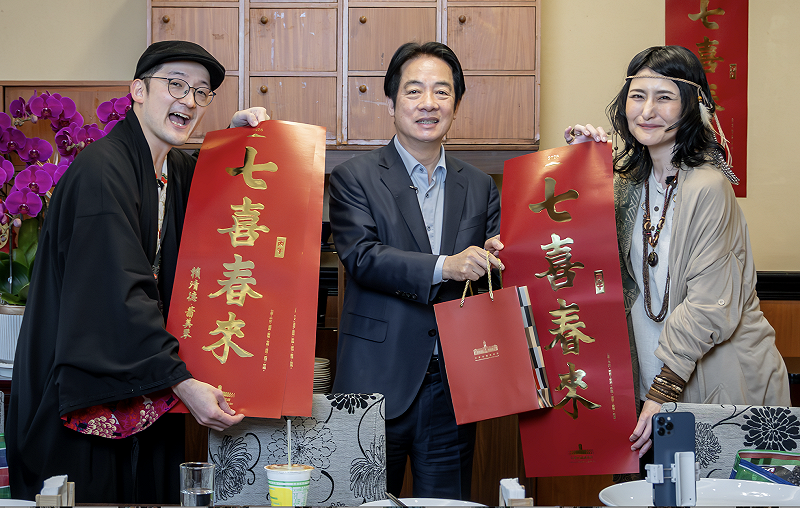 賴清德與Angela 佐藤、 Iku 老師一起向民眾拜年。&nbsp;&nbsp;&nbsp;圖：總統府提供