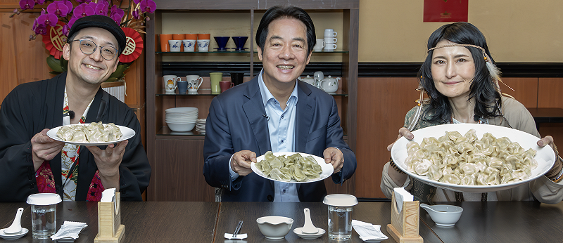 賴清德見證Angela 佐藤吃了100顆水餃。 圖:總統府提供 賴清德見證Angela 佐藤吃了100顆水餃。 圖:總統府提供