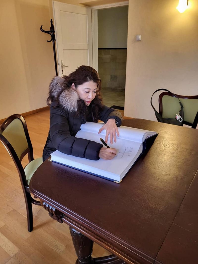 民進黨立委林楚茵表示，在波蘭Auschwitz-Birkenau 奧斯維辛集中營館方的安排下，於紀念冊簽名留念，心情格外沉重。&nbsp;&nbsp;&nbsp;圖：擷自林楚茵臉書粉專