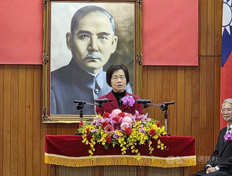 台灣高等法院及所屬法院9日舉行卸、新任首長聯合交接及宣誓典禮。將接任司法院祕書長一職的卸任院長高金枝（左）致詞表示，自己婆婆媽媽的個性，讓溫暖的關心成為壓力，她向大家致歉，也謝謝包容。中央社記者謝君臨攝　115年2月9日&nbsp;&nbsp;&nbsp;