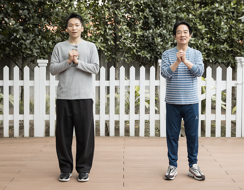  賴清德與李洋向民眾拜年。 圖：總統府提供 