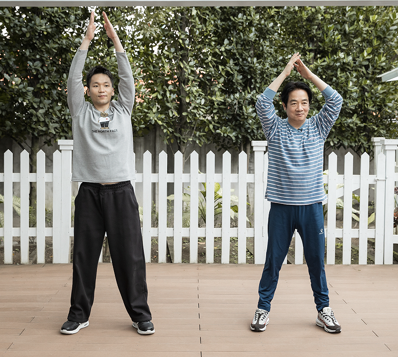  賴清德罕見穿上藍色運動裝，並開始伸展跳健康操。 圖：總統府提供 