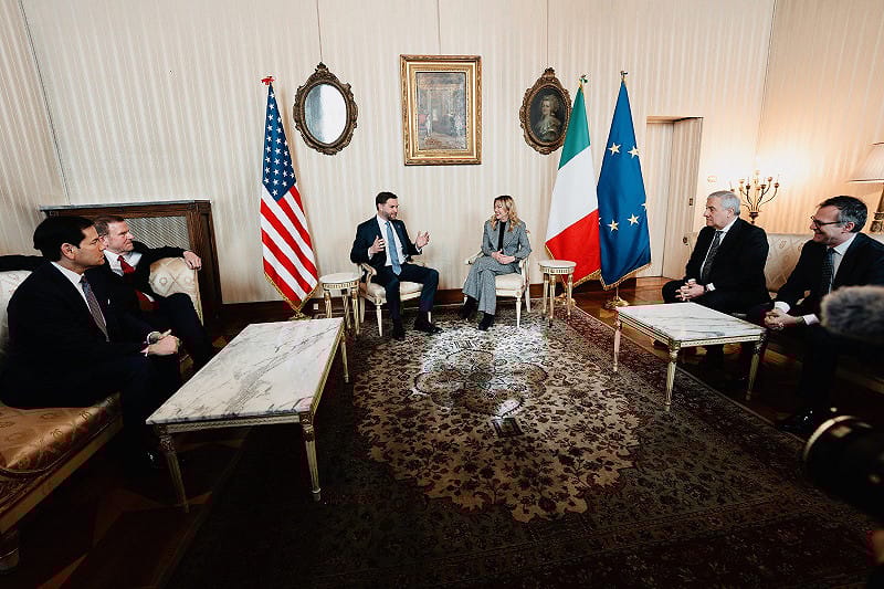 美國副總統范斯 6 日在米蘭-科爾蒂納冬奧期間與義大利總理梅洛尼會晤時，曾直接詢問義方拒絕加入原因。 圖:翻攝自X帳號@USAmbItaly