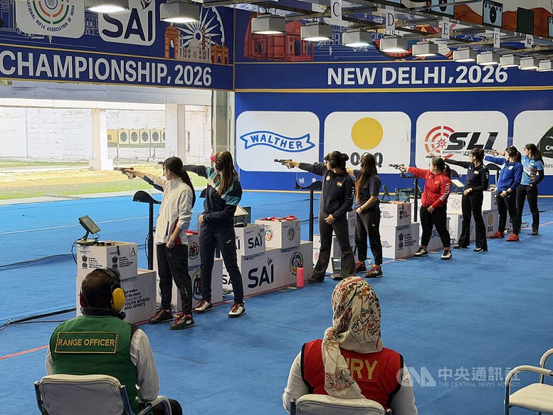 台灣射擊女將田家榛（站姿左4）、陳俞如（站姿左1）闖進2026亞洲步槍/手槍錦標賽的女子25公尺手槍決賽，兩人最終分獲第5、6名。中央社記者李晉緯新德里攝　115年2月9日&nbsp;&nbsp;&nbsp;