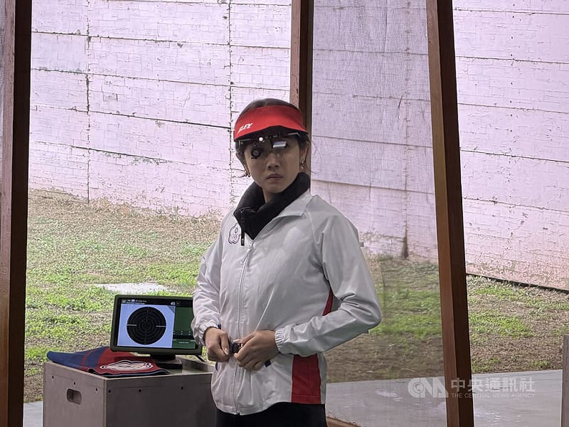 參加2011年深圳世大運時，因甜美證件照爆紅，被封為「證件妹」的台灣女子射擊好手吳佳穎（圖），在2026亞洲步槍/手槍錦標賽中，與其他兩位隊友合力拿下女子25公尺手槍團體賽銀牌。中央社記者李晉緯新德里攝　115年2月9日&nbsp;&nbsp;&nbsp;