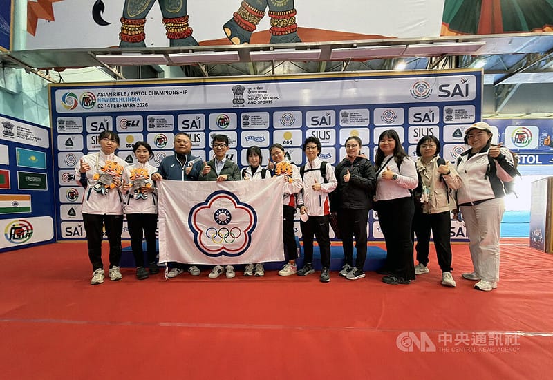 台灣射擊代表隊總教練郭孟熙（左3）表示，參加2026亞洲步槍/手槍錦標賽的一大目的，就是要為能在亞運奪牌做準備，希望選手透過高張力比賽，養成「敢拚、敢搶」的精神。中央社記者李晉緯新德里攝　115年2月9日&nbsp;&nbsp;&nbsp;