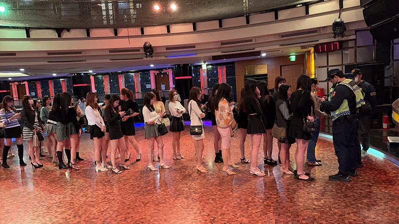 高市春安工作首夜，擴大八大行業臨檢。&nbsp;&nbsp;&nbsp;圖：高雄市警察局/提供